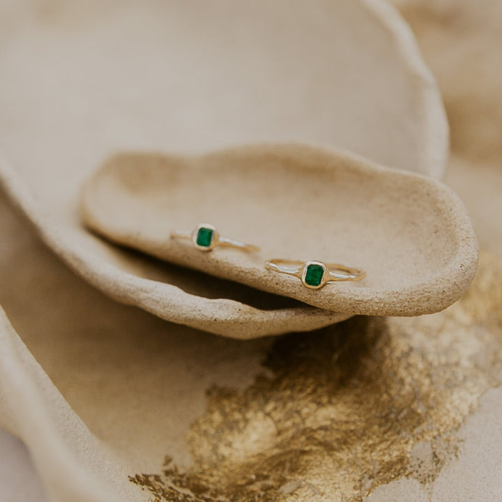 delicate 14k gold band with green emerald gemstone