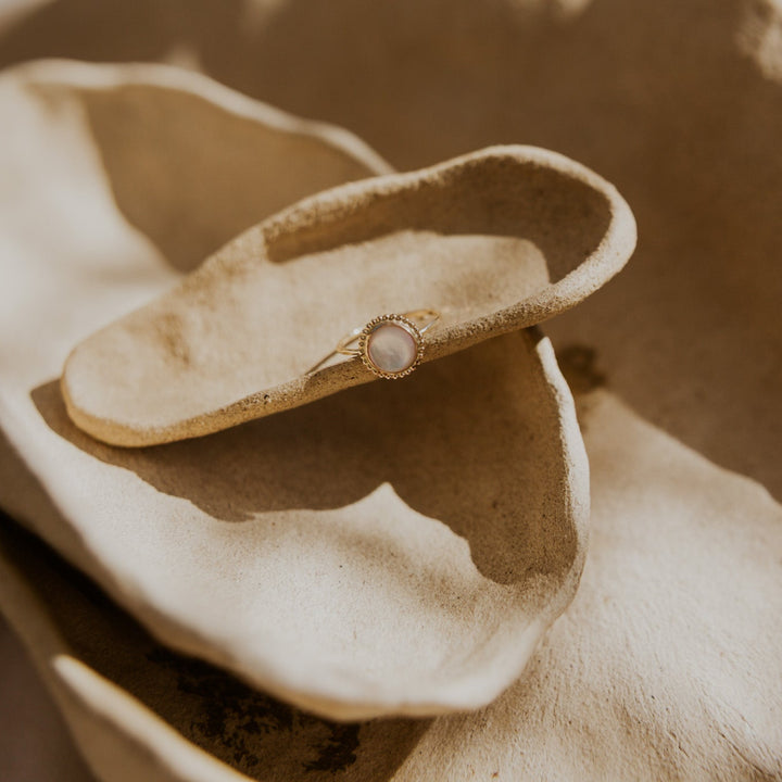 Gold ring with a mother of pearl gemstone