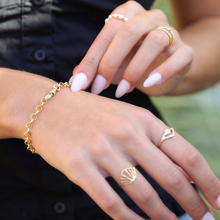 Hand clipping the Amelia bracelet&