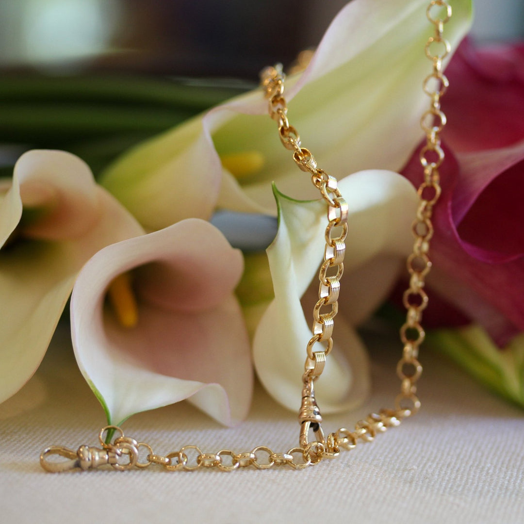 Close-up of the Vivienne necklace&